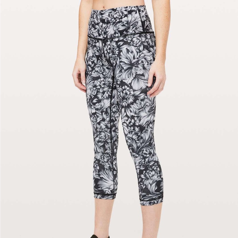 Lululemon Wunder Under‎ Crop – Flowabunga Floral Print 🌸 Size 6